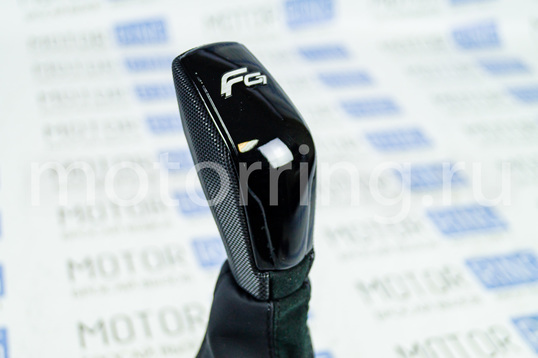 Модельная ручка КПП Ferrum Group Grand Sport черный лак с пыльником из экокожи со вставками из алькантары (биэластик) для Лада Веста
