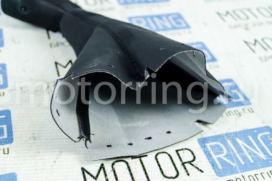 Модельная ручка КПП Ferrum Group Grand Sport черный лак с пыльником из экокожи со вставками из алькантары (биэластик) для Лада Веста