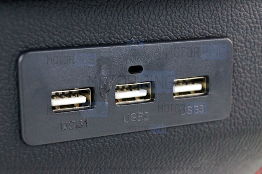 Подлокотник из экокожи с прострочкой с крышкой на кнопке, подстаканником и USB универсальный