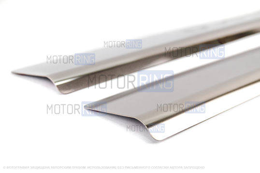 Накладки из нержавеющей стали AutoMax на внутренние пороги с гравировкой названия модели для Рено Дастер 2010-2020 г.в.