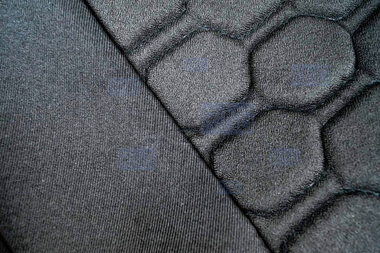 Обивка сидений (не чехлы) черная ткань, центр из ткани на подкладке 10мм с цветной строчкой Соты для ВАЗ 2111, 2112_1