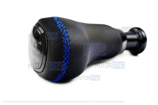 Ручка КПП Sal-Man в стиле Весты с черной лаковой вставкой и рамкой, пыльником и синей строчкой для Лада Приора 2 с тросовым приводом