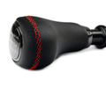 Ручка КПП Sal-Man в стиле Весты с черной лаковой вставкой и рамкой, пыльником и красной строчкой для Лада Приора 2 с тросовым приводом_18