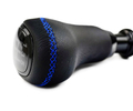 Ручка КПП Sal-Man в стиле Весты с черной лаковой вставкой и рамкой, пыльником и синей строчкой для Лада Приора 2 с тросовым приводом_18
