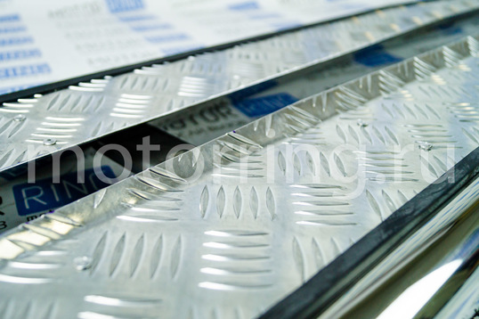 Пороги ТехноСфера Нержавейка с алюминиевым листом с перегибом d63,5 для Шевроле/Лада Нива 2123