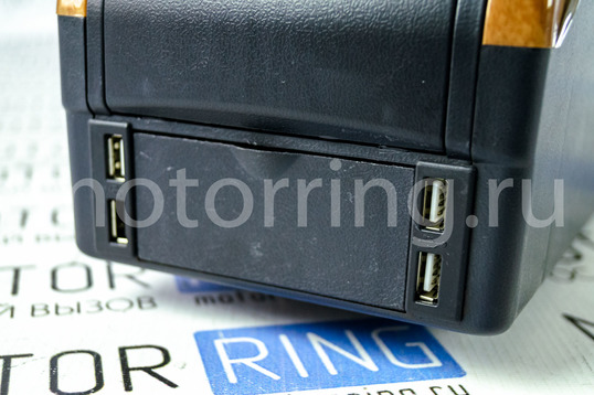 Подлокотник со вставками под дерево с крышкой на кнопке, подстаканником и USB универсальный