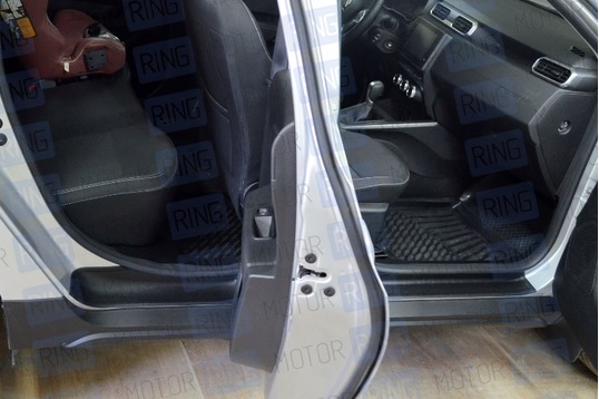 Накладки на внутренние пороги передних и задних дверей КАРТ для Рено Дастер 2 с 2021 г.в._1