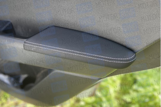Комплект подлокотников ЯрПласт Premium с цветной строчкой на двери для Хендай Крета 2016-2020 г.в._1