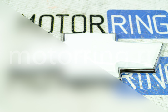 Знак нового образца белый на решетку радиатора для Шевроле Нива с 2009 г.в.