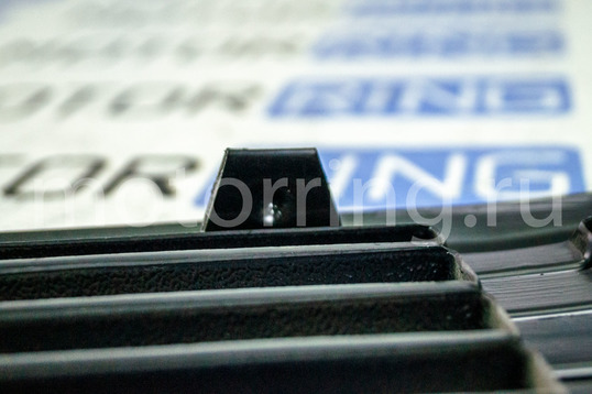 Сплошная решетка радиатора трехполосная Спорт черная шагрень с перекрытием фар для ВАЗ 2106