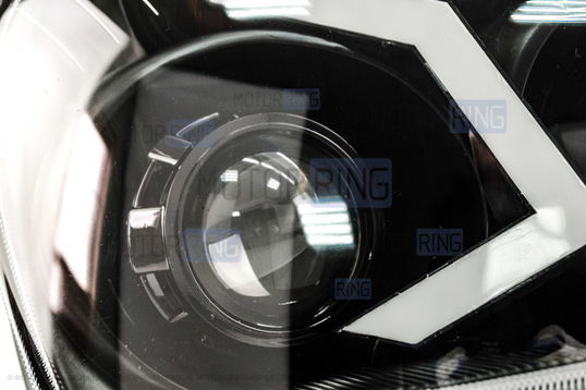 Комплект черных линзованных фар (2 линзы) в стиле АМГ (Кастом) для Лада Приора