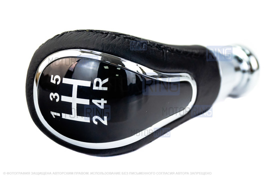 Ручка КПП Sal-Man с пыльником, черной прострочкой и рамкой Хром в стиле Весты для Лада Приора 2 с тросовым приводом КПП