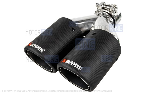 Раздвоенная насадка глушителя Akrapovic открытого типа из нержавеющей стали со скосом и накладками матовый карбон