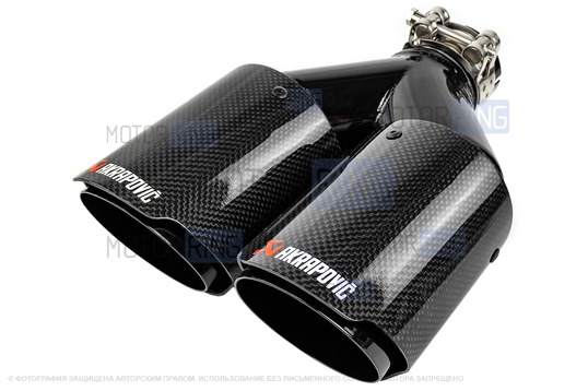 Раздвоенная насадка глушителя Akrapovic открытого типа из нержавеющей стали со скосом и накладками гланцевый карбон