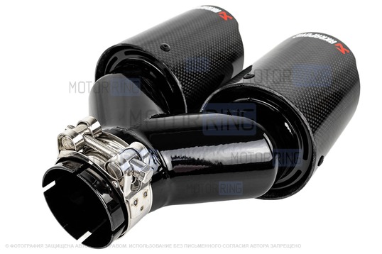 Раздвоенная насадка глушителя Akrapovic открытого типа из нержавеющей стали со скосом и накладками гланцевый карбон