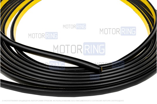 Универсальный укплотнитель РКИ-Омега 6 метров черный со скотчем по внутренней части