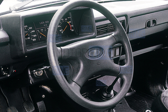 Кожаная оплетка руля Sal-Man анатомической формы с красной строчкой для ВАЗ 2105-2107, Лада 4х4 (Нива)