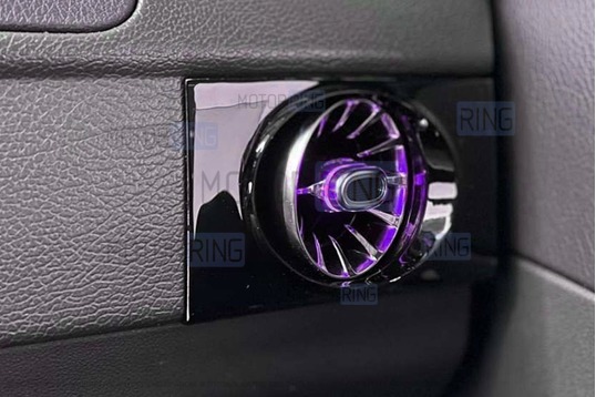 Боковые сопла воздуховодов в стиле АМГ с фиолетовой подсветкой для Лада Приора_1