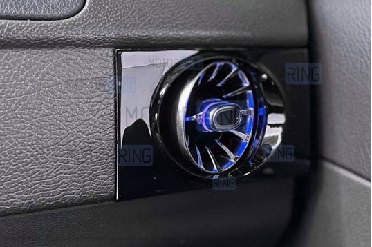 Боковые сопла воздуховодов в стиле АМГ с синей подсветкой для Лада Приора_1