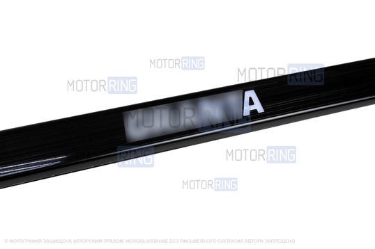 Черные лаковые накладки внутренних порогов Sal-Man с указанием модели (белая подсветка) для Лада Гранта, Гранта FL