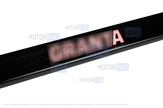 Черные лаковые накладки внутренних порогов Sal-Man с указанием модели (красная подсветка) для Лада Гранта, Гранта FL