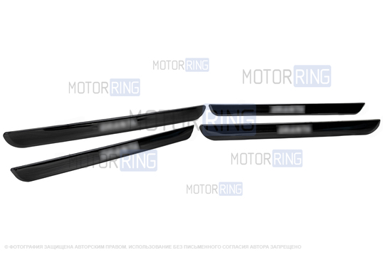 Черные лаковые накладки внутренних порогов Sal-Man с указанием модели (красная подсветка) для Лада Гранта, Гранта FL