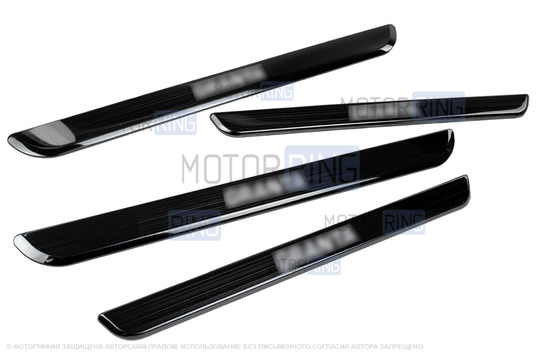 Черные лаковые накладки внутренних порогов Sal-Man с указанием модели (красная подсветка) для Лада Гранта, Гранта FL