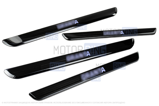 Черные лаковые накладки внутренних порогов Sal-Man с указанием модели (синяя подсветка) для Лада Гранта, Гранта FL_1