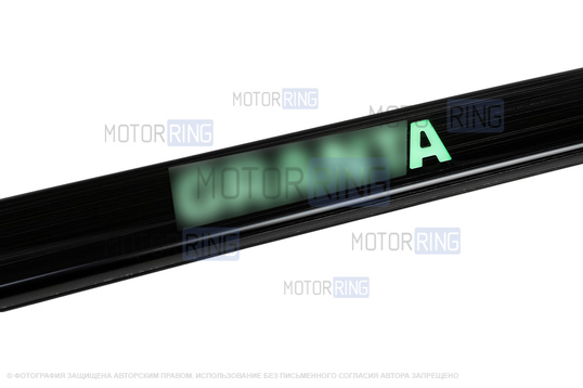 Черные лаковые накладки внутренних порогов Sal-Man с указанием модели (зеленая подсветка) для Лада Гранта, Гранта FL