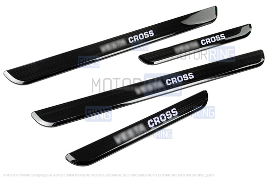 Черные лаковые накладки внутренних порогов Sal-Man с указанием модели (белая подсветка) для Лада Веста Кросс, Веста NG Кросс_1