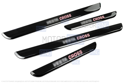 Черные лаковые накладки внутренних порогов Sal-Man с указанием модели (красная подсветка) для Лада Веста Кросс, Веста NG Кросс_1