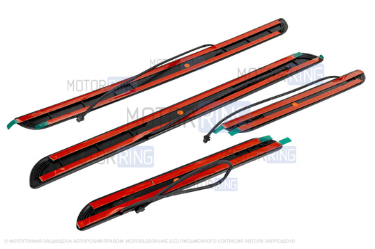 Черные лаковые накладки внутренних порогов Sal-Man с указанием модели (красная подсветка) для Лада Веста Кросс, Веста NG Кросс