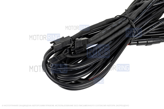 Черные лаковые накладки внутренних порогов Sal-Man с указанием модели (синяя подсветка) для Лада Веста Кросс, Веста NG Кросс