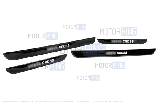 Черные лаковые накладки внутренних порогов Sal-Man с указанием модели (синяя подсветка) для Лада Веста Кросс, Веста NG Кросс