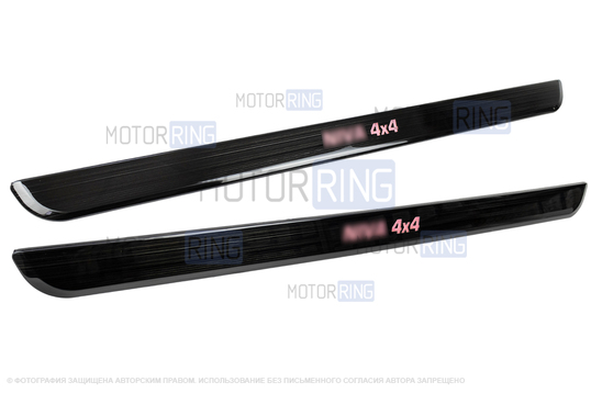 Черные лаковые накладки внутренних порогов Sal-Man с указанием модели (красная подсветка) для 3-дверной Лада 4х4, Нива Легенд_1