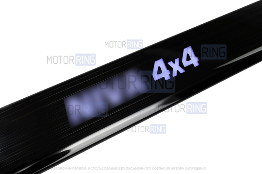 Черные лаковые накладки внутренних порогов Sal-Man с указанием модели (синяя подсветка) для 3-дверной Лада 4х4, Нива Легенд