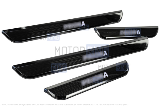 Черные лаковые накладки внутренних порогов Sal-Man с указанием модели (белая подсветка) для Лада Приора_1