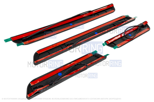 Черные лаковые накладки внутренних порогов Sal-Man с указанием модели (белая подсветка) для Лада Приора