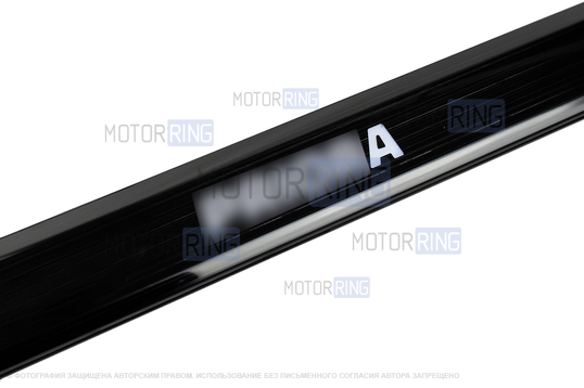 Черные лаковые накладки внутренних порогов Sal-Man с указанием модели (белая подсветка) для Лада Приора