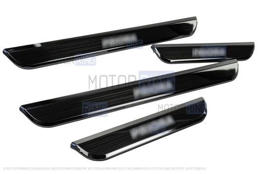 Черные лаковые накладки внутренних порогов Sal-Man с указанием модели (белая подсветка) для Лада Приора