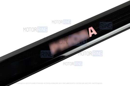 Черные лаковые накладки внутренних порогов Sal-Man с указанием модели (красная подсветка) для Лада Приора