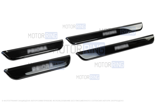 Черные лаковые накладки внутренних порогов Sal-Man с указанием модели (красная подсветка) для Лада Приора