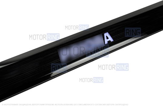 Черные лаковые накладки внутренних порогов Sal-Man с указанием модели (синяя подсветка) для Лада Приора