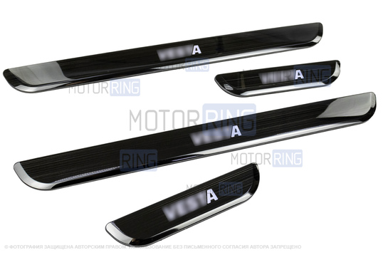 Черные лаковые накладки внутренних порогов Sal-Man с указанием модели (белая подсветка) для Лада Веста, Веста NG_1