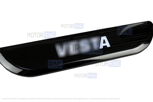 Черные лаковые накладки внутренних порогов Sal-Man с указанием модели (белая подсветка) для Лада Веста, Веста NG