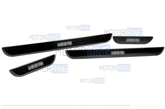 Черные лаковые накладки внутренних порогов Sal-Man с указанием модели (белая подсветка) для Лада Веста, Веста NG