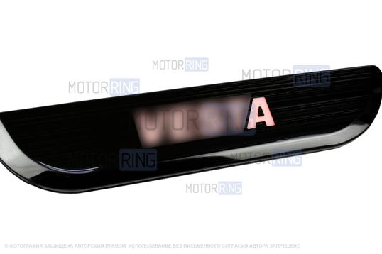 Черные лаковые накладки внутренних порогов Sal-Man с указанием модели (красная подсветка) для Лада Веста, Веста NG