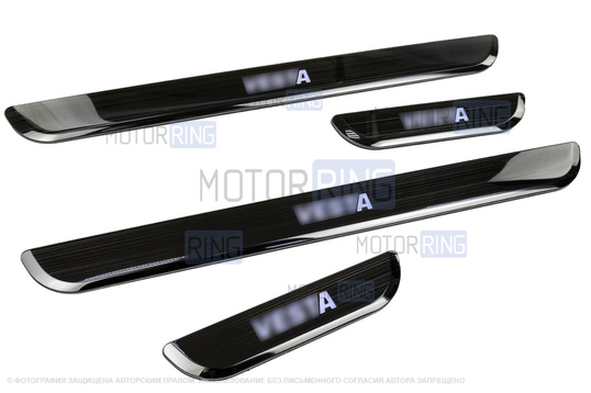 Черные лаковые накладки внутренних порогов Sal-Man с указанием модели (синяя подсветка) для Лада Веста, Веста NG_1