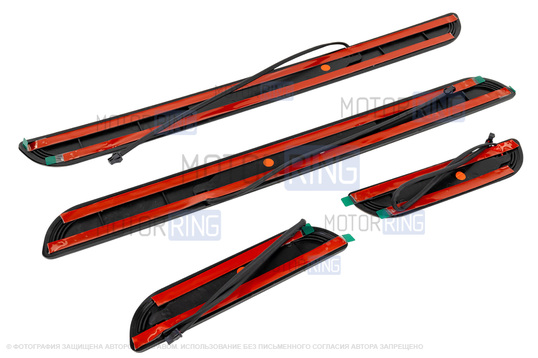 Черные лаковые накладки внутренних порогов Sal-Man с указанием модели (синяя подсветка) для Лада Веста, Веста NG