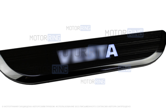 Черные лаковые накладки внутренних порогов Sal-Man с указанием модели (синяя подсветка) для Лада Веста, Веста NG